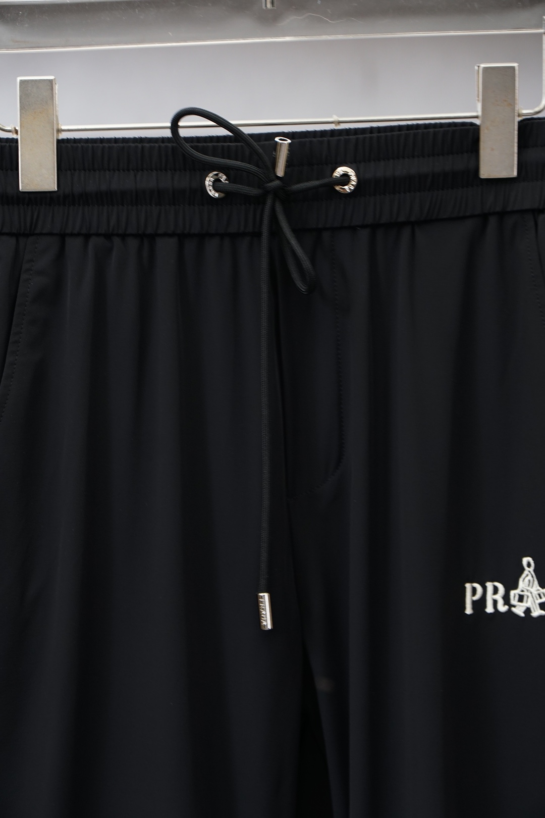 Prada普拉达-2026早春直筒裤🌟🌟男士精品休闲裤.意大利🇮🇹进口面料，最新款上身版型无敌正!绝对可