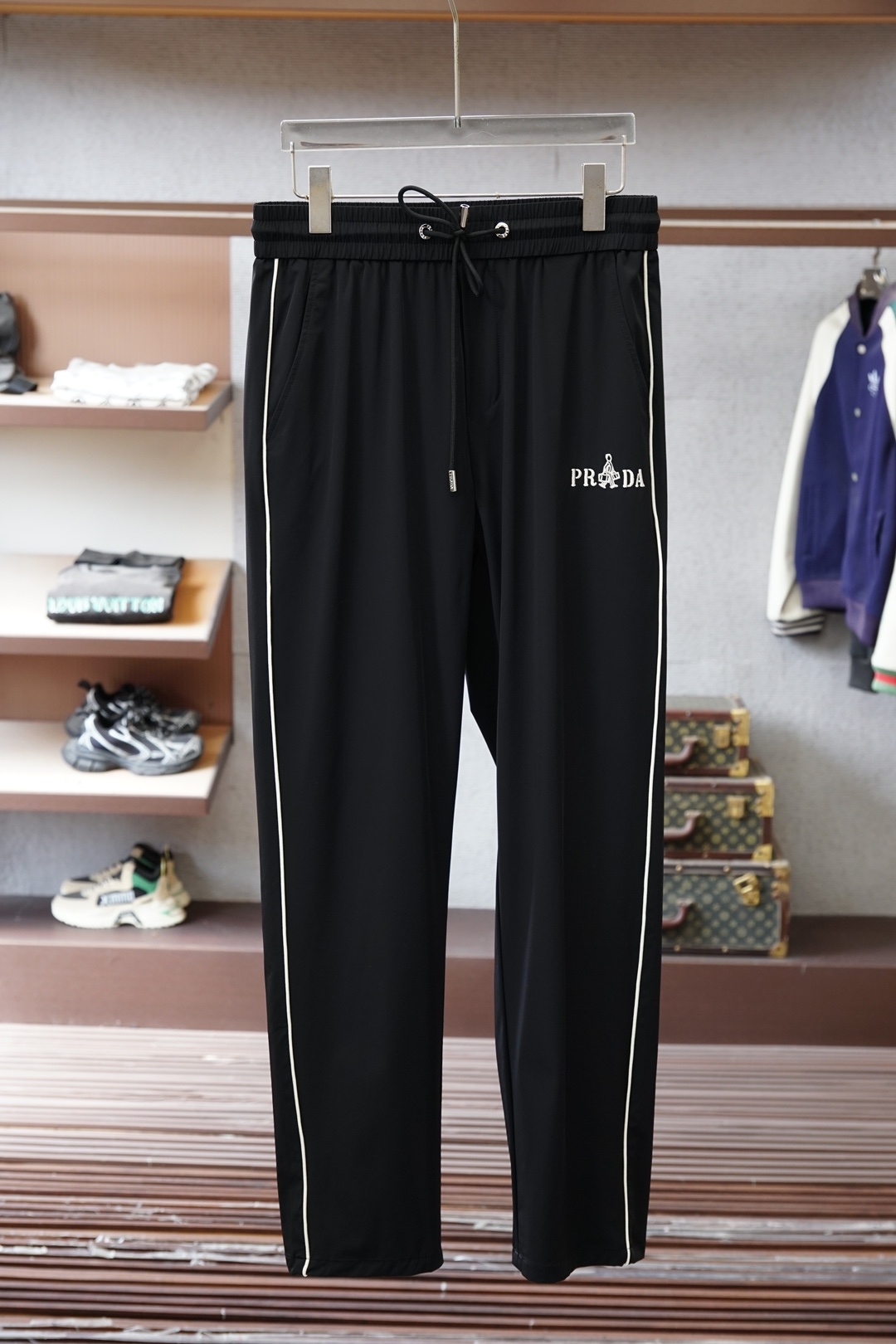 Prada普拉达-2026早春直筒裤🌟🌟男士精品休闲裤.意大利🇮🇹进口面料，最新款上身版型无敌正!绝对可