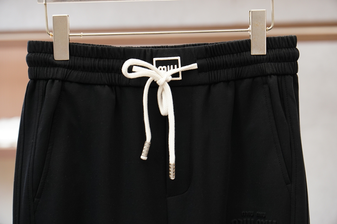 Miumiu-2026早春直筒裤🌟🌟男士精品休闲裤.意大利🇮🇹进口面料，最新款上身版型无敌正!绝对可以闭