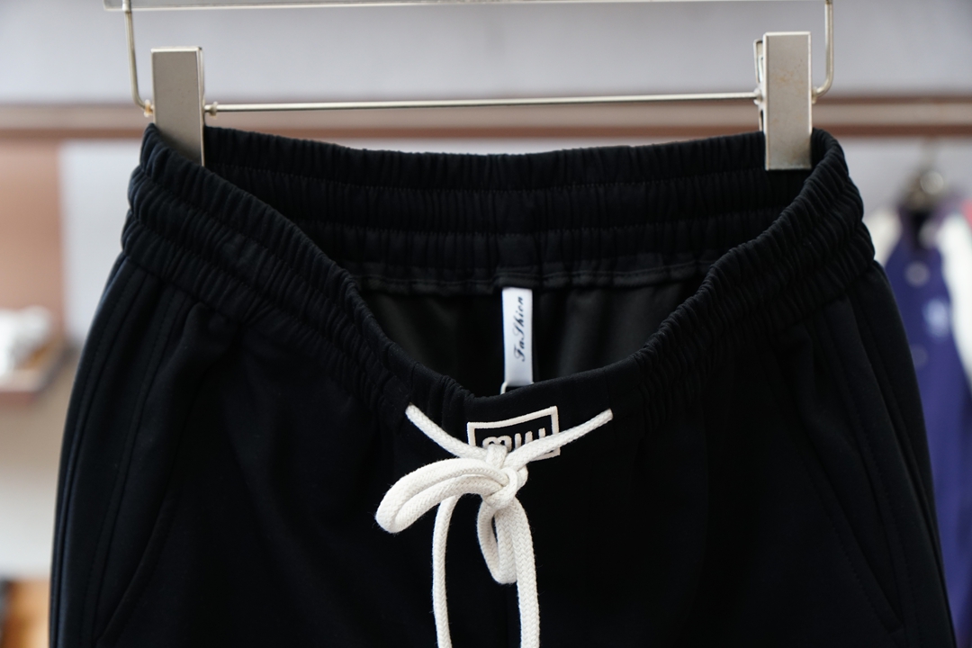 Miumiu-2026早春直筒裤🌟🌟男士精品休闲裤.意大利🇮🇹进口面料，最新款上身版型无敌正!绝对可以闭