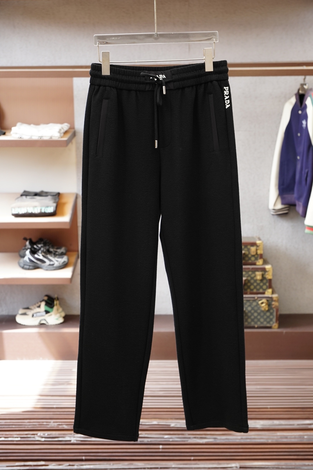 Prada普拉达-2026早春直筒裤🌟🌟男士精品休闲裤.意大利🇮🇹进口面料，最新款上身版型无敌正!绝对可