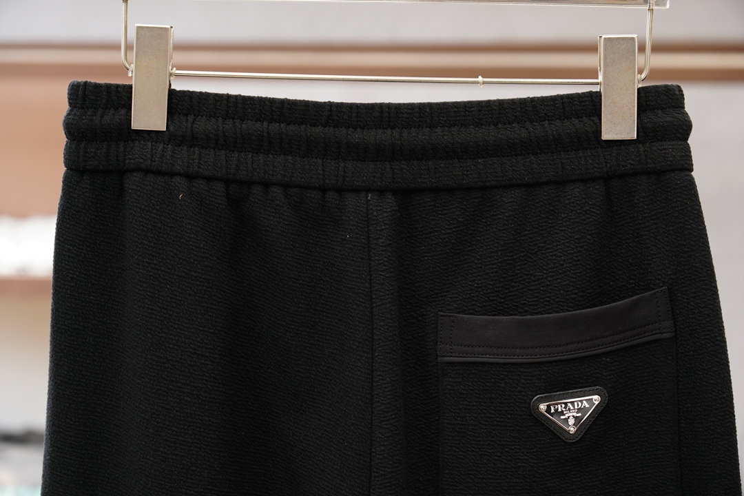 Prada普拉达-2026早春直筒裤🌟🌟男士精品休闲裤.意大利🇮🇹进口面料，最新款上身版型无敌正!绝对可