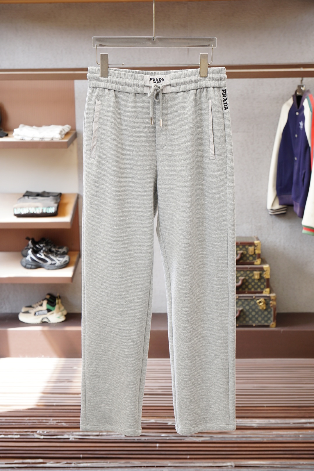 Prada普拉达-2026早春直筒裤🌟🌟男士精品休闲裤.意大利🇮🇹进口面料，最新款上身版型无敌正!绝对可