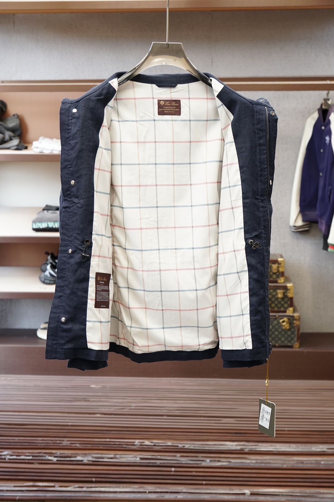 秋冬系列上新✨Loro piana-Lor*老前风外套诺悠翩雅秋冬推出新单品绝佳的造型感，选用舒适高品质