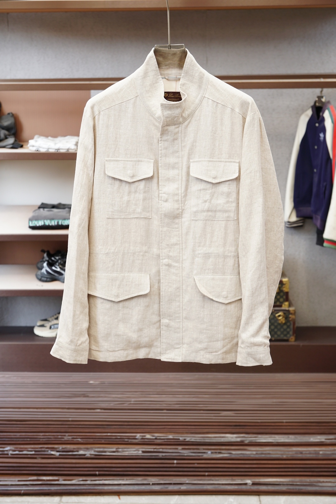 秋冬系列上新✨Loro piana-Lor*老前风外套诺悠翩雅秋冬推出新单品绝佳的造型感，选用舒适高品质