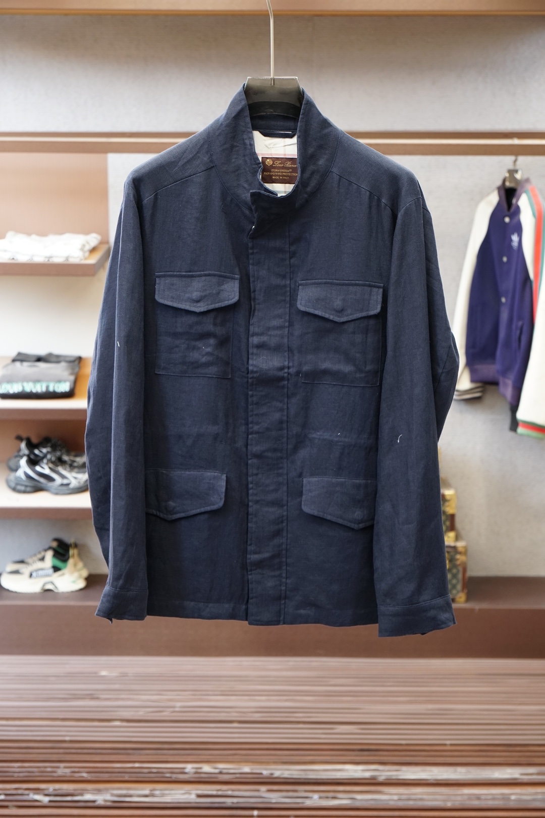 秋冬系列上新✨Loro piana-Lor*老前风外套诺悠翩雅秋冬推出新单品绝佳的造型感，选用舒适高品质