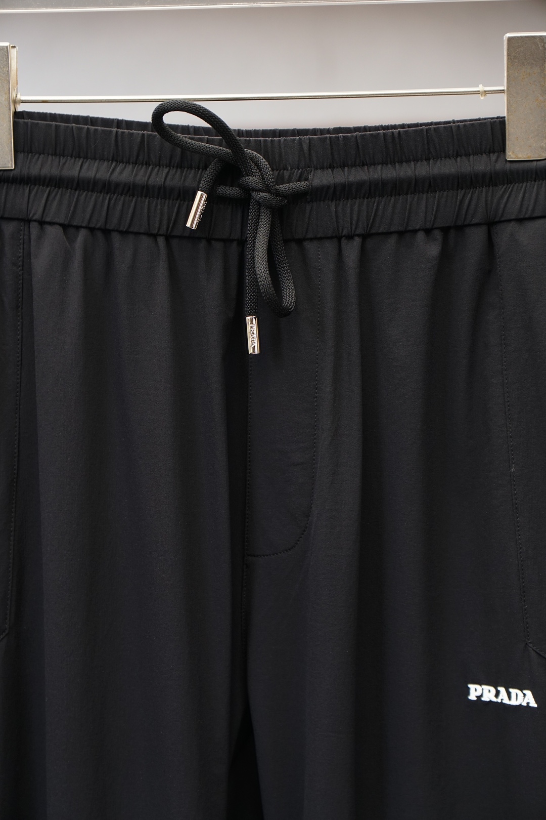 普拉达-原版1.1顶级原单，出入专柜毫无压力，2026秋冬新品🎉休闲裤，奢华经典品牌LOGO设计！松紧腰