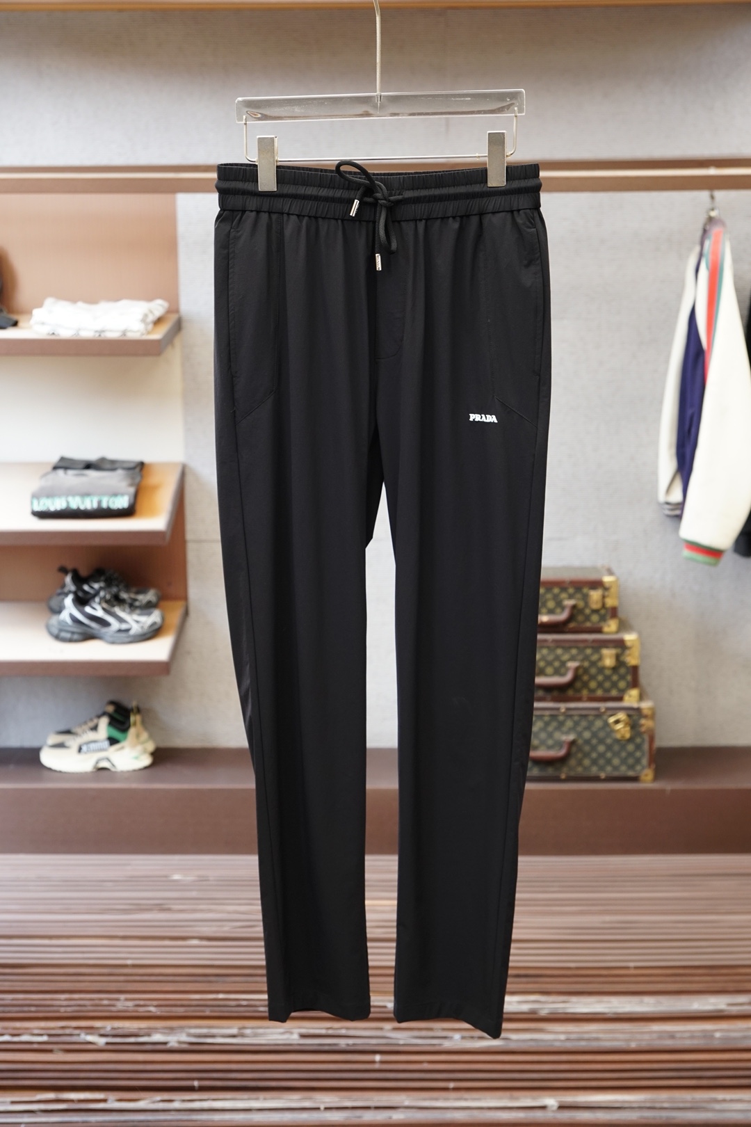 普拉达-原版1.1顶级原单，出入专柜毫无压力，2026秋冬新品🎉休闲裤，奢华经典品牌LOGO设计！松紧腰