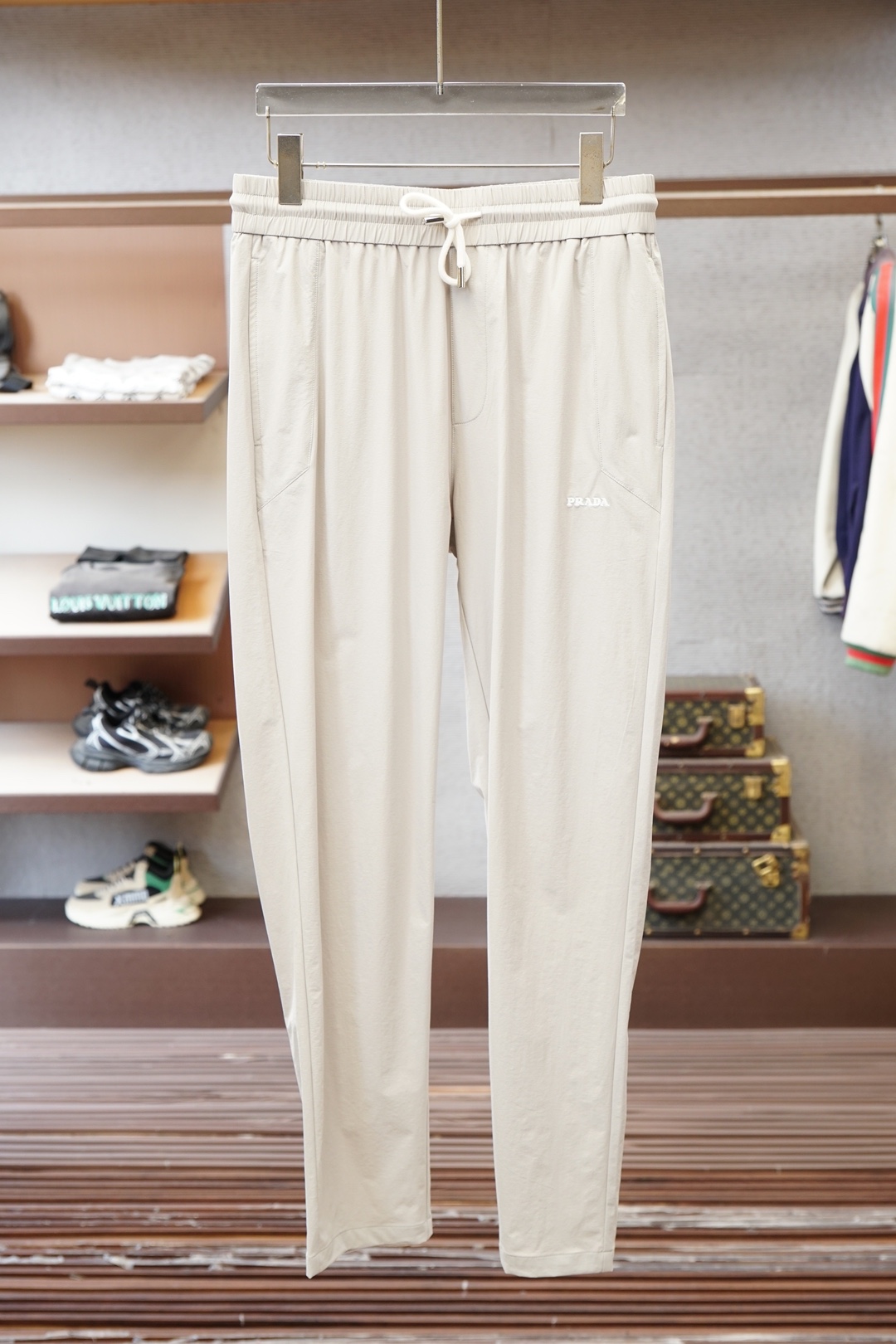普拉达-原版1.1顶级原单，出入专柜毫无压力，2026秋冬新品🎉休闲裤，奢华经典品牌LOGO设计！松紧腰