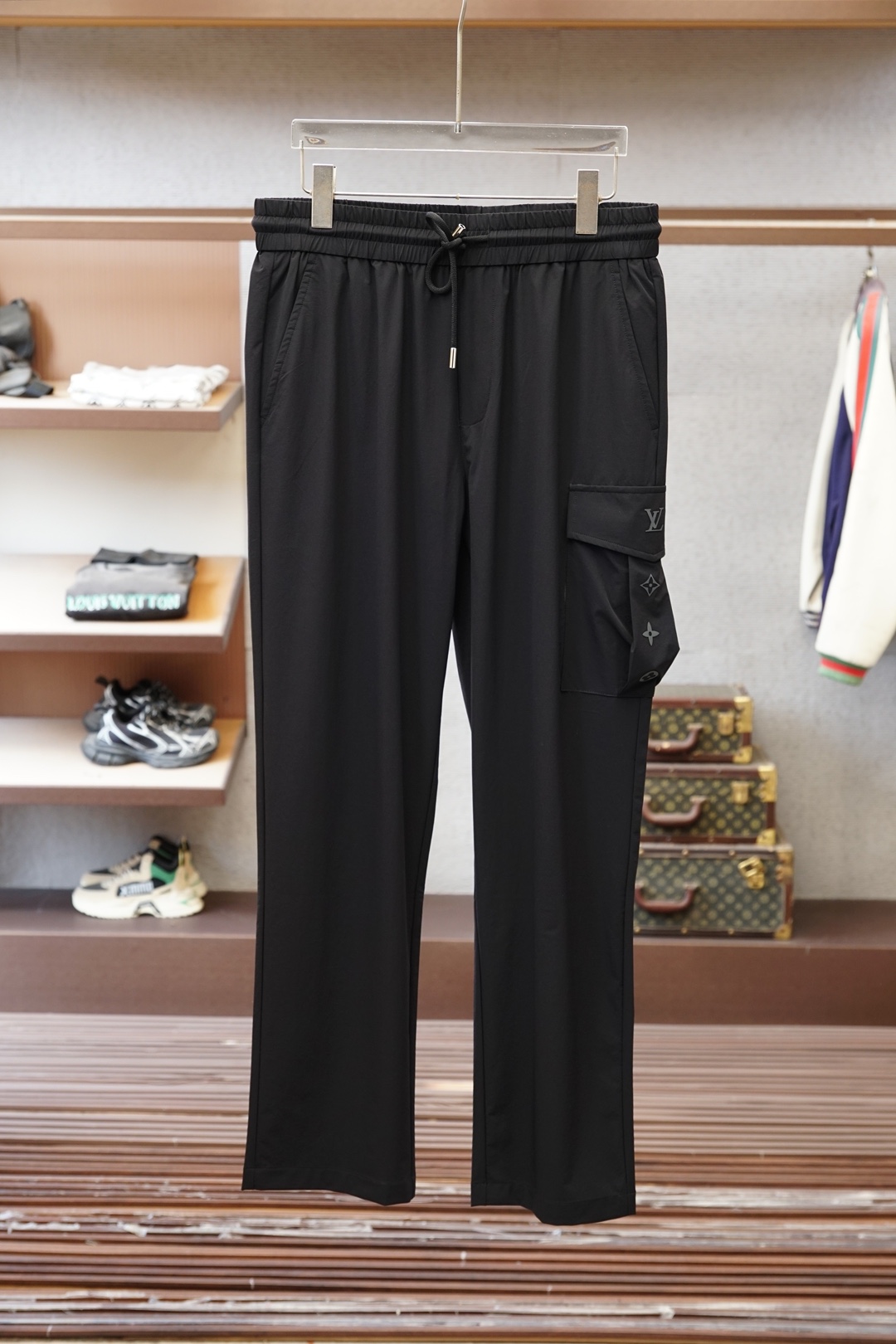 LV-原版1.1顶级原单，出入专柜毫无压力，2026春夏休闲：奢华经典品牌LOGO设计！松紧腰休闲裤 ”