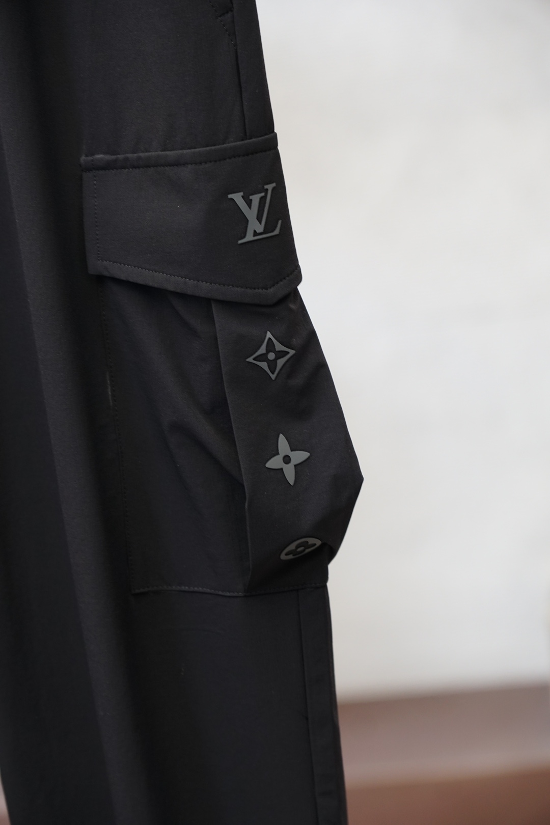 LV-原版1.1顶级原单，出入专柜毫无压力，2026春夏休闲：奢华经典品牌LOGO设计！松紧腰休闲裤 ”