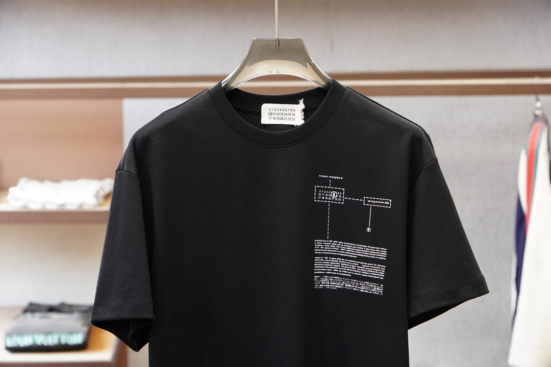 、2026ss新品上线🔥🔥🔥MM6 马吉拉，印花双面布短袖｜质感与设计的双重进阶甄选高支双面布面料，采用
