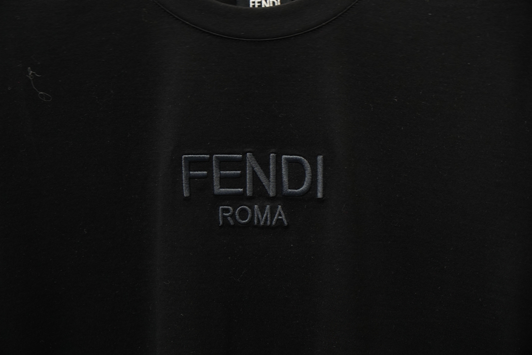 2026ss新品上线🔥🔥🔥FENDI 芬迪 男士经典刺绣针织圆领T恤甄选莱赛尔平纹起脚面料，兼具丝滑垂坠