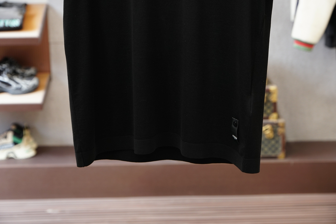 2026ss新品上线🔥🔥🔥FENDI 芬迪 男士经典刺绣针织圆领T恤甄选莱赛尔平纹起脚面料，兼具丝滑垂坠