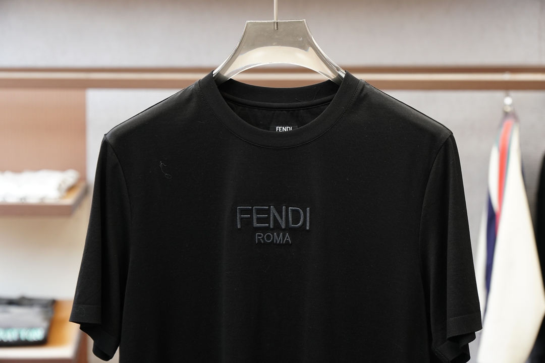2026ss新品上线🔥🔥🔥FENDI 芬迪 男士经典刺绣针织圆领T恤甄选莱赛尔平纹起脚面料，兼具丝滑垂坠