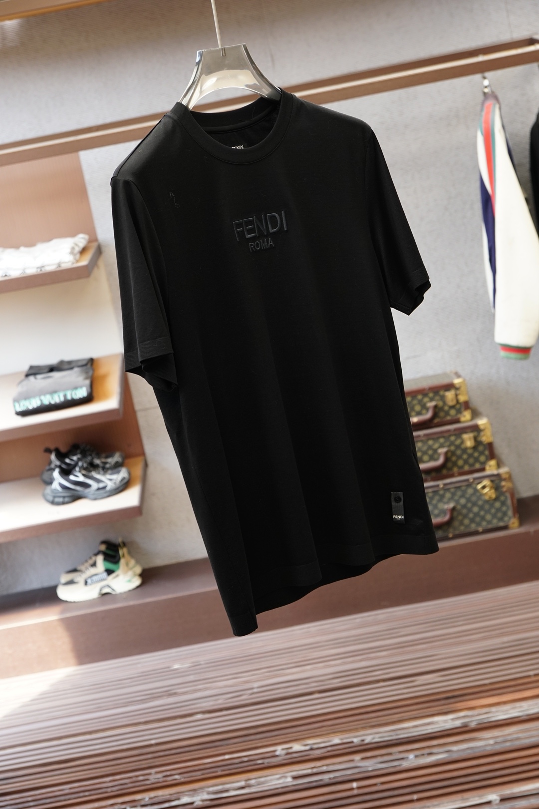 2026ss新品上线🔥🔥🔥FENDI 芬迪 男士经典刺绣针织圆领T恤甄选莱赛尔平纹起脚面料，兼具丝滑垂坠