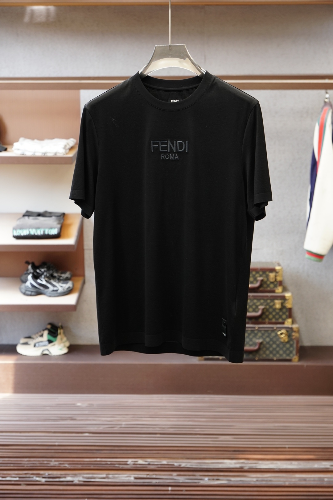 2026ss新品上线🔥🔥🔥FENDI 芬迪 男士经典刺绣针织圆领T恤甄选莱赛尔平纹起脚面料，兼具丝滑垂坠