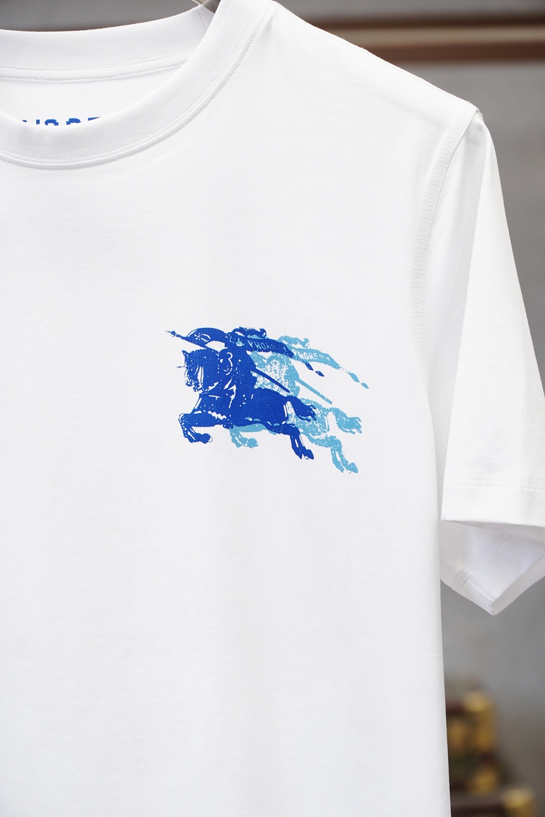 BBR-2026ss新品上线🔥🔥🔥 Burberr*y 巴宝莉新款圆领短T. 采用斜纹全棉面料，舒适柔软