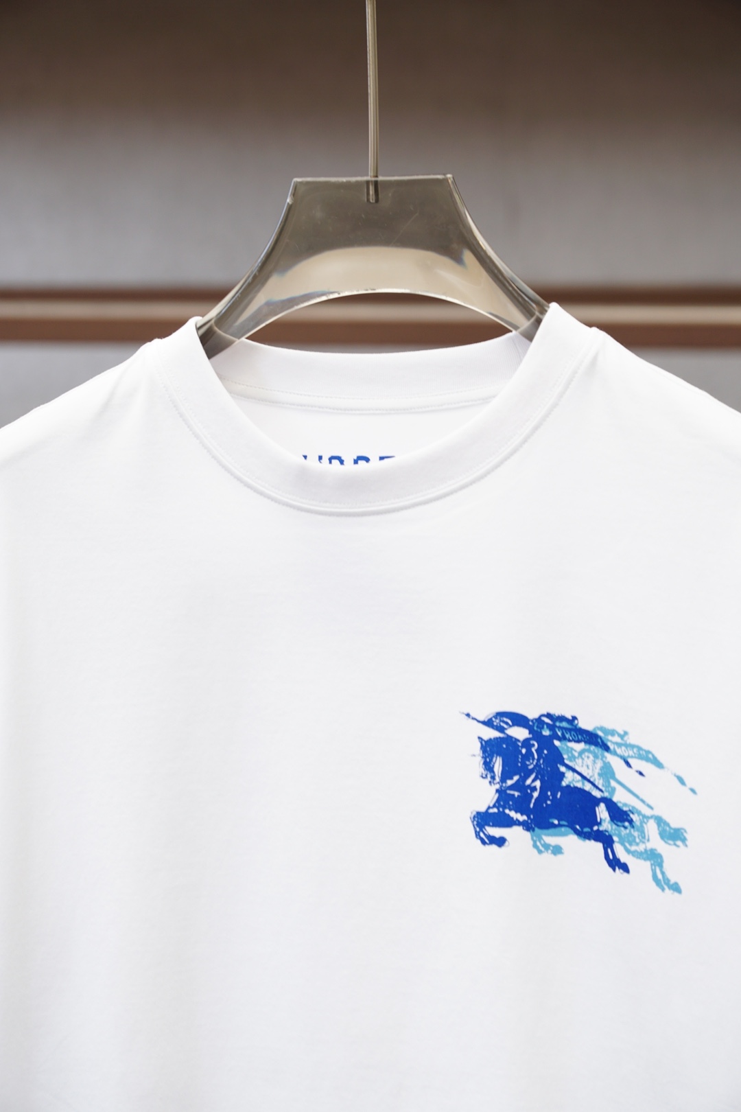 BBR-2026ss新品上线🔥🔥🔥 Burberr*y 巴宝莉新款圆领短T. 采用斜纹全棉面料，舒适柔软