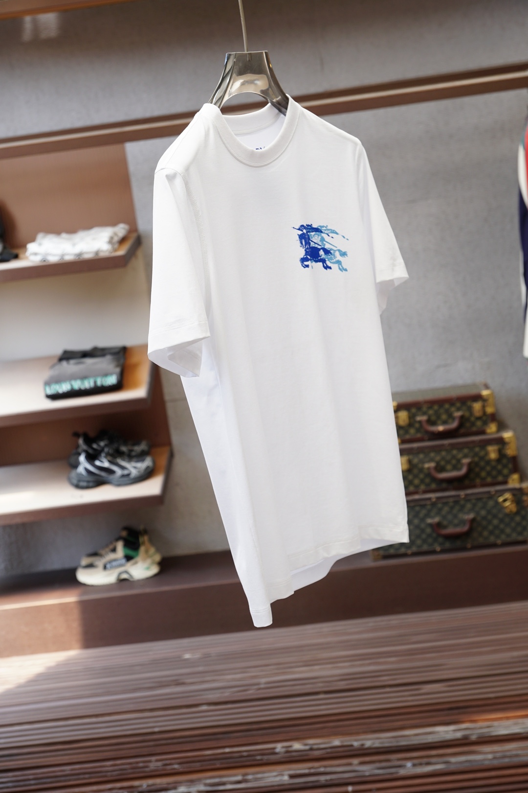 BBR-2026ss新品上线🔥🔥🔥 Burberr*y 巴宝莉新款圆领短T. 采用斜纹全棉面料，舒适柔软