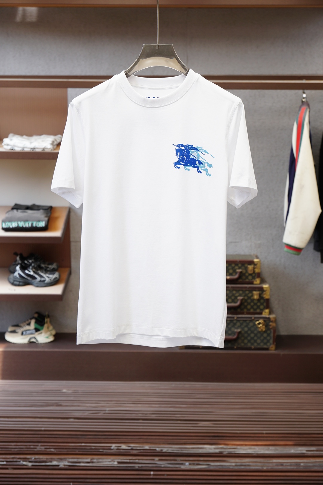 BBR-2026ss新品上线🔥🔥🔥 Burberr*y 巴宝莉新款圆领短T. 采用斜纹全棉面料，舒适柔软