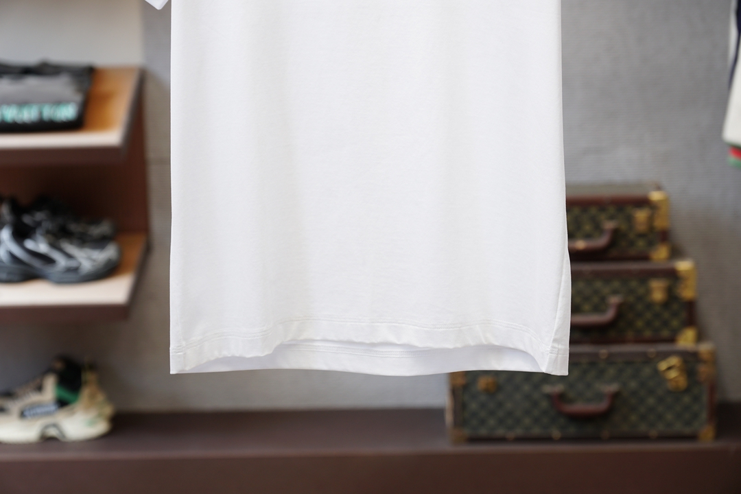 BBR-2026ss新品上线🔥🔥🔥 Burberr*y 巴宝莉新款圆领短T. 采用斜纹全棉面料，舒适柔软