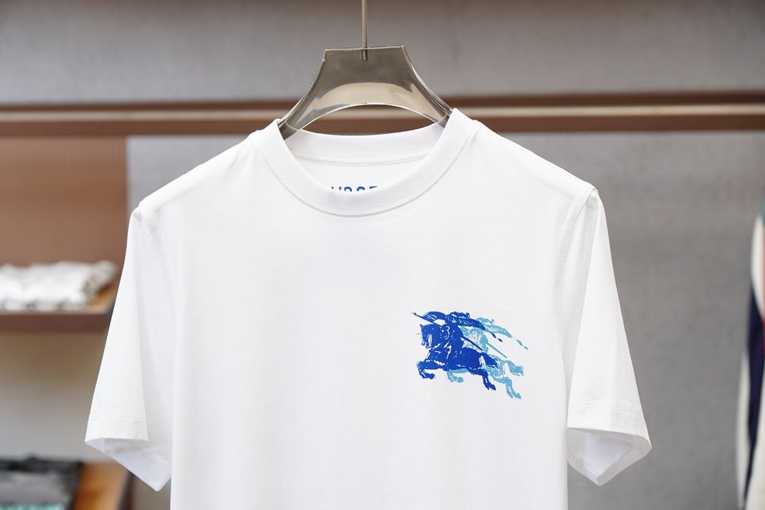 BBR-2026ss新品上线🔥🔥🔥 Burberr*y 巴宝莉新款圆领短T. 采用斜纹全棉面料，舒适柔软