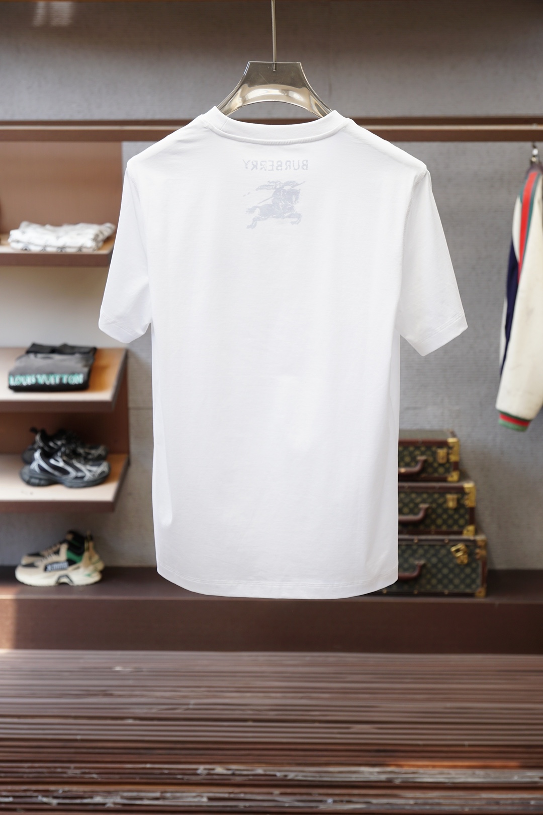 BBR-2026ss新品上线🔥🔥🔥 Burberr*y 巴宝莉新款圆领短T. 采用斜纹全棉面料，舒适柔软