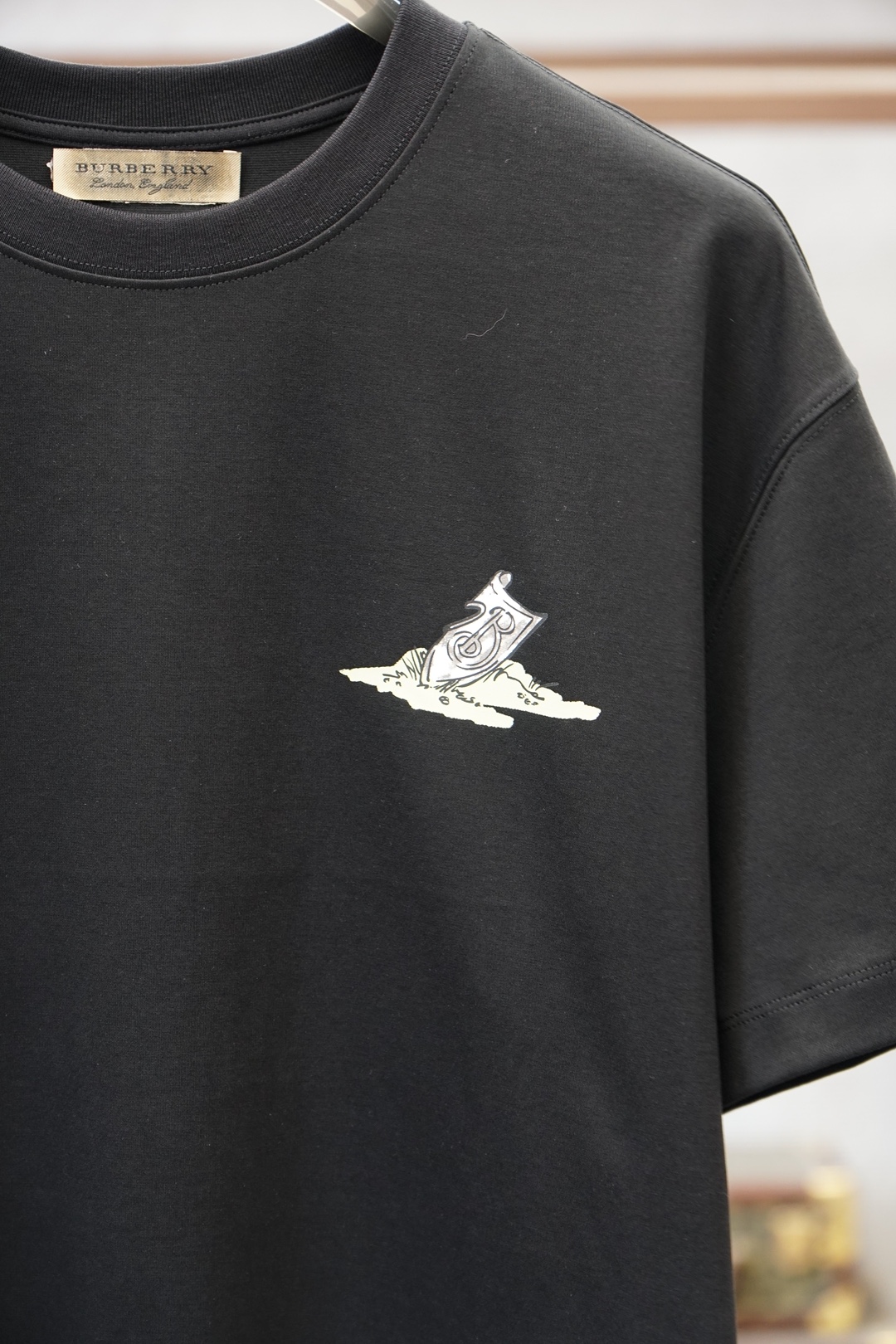 BBR 2026ss新品上线🔥🔥🔥Burberr*y 巴宝莉艺术印花双面布短袖｜双面质感碰撞艺术设计采用