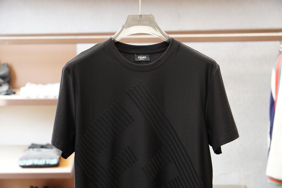 芬迪2026ss新品上线🔥🔥🔥FENDI 男士经典提花圆领T采用高支丝光提花面料，经丝光工艺处理后，面料