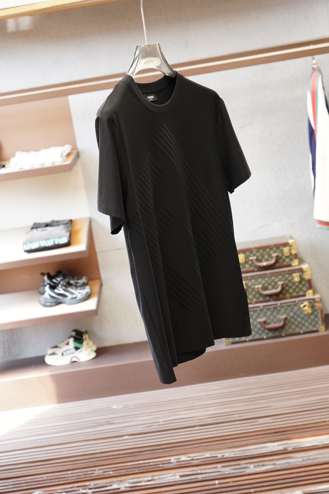 芬迪2026ss新品上线🔥🔥🔥FENDI 男士经典提花圆领T采用高支丝光提花面料，经丝光工艺处理后，面料