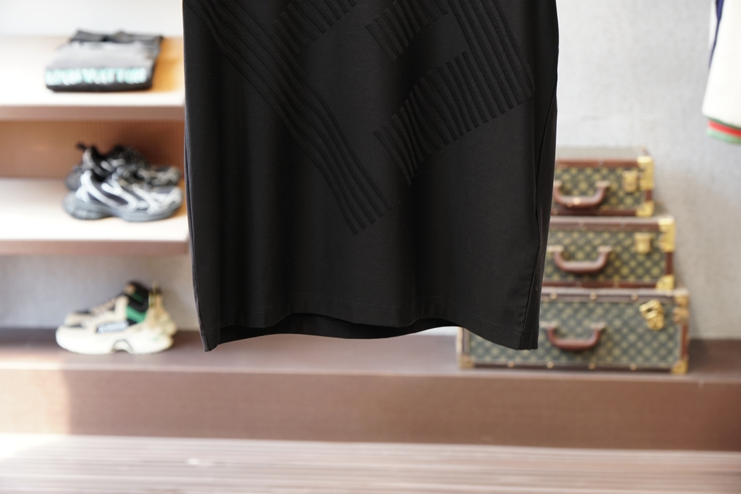 芬迪2026ss新品上线🔥🔥🔥FENDI 男士经典提花圆领T采用高支丝光提花面料，经丝光工艺处理后，面料