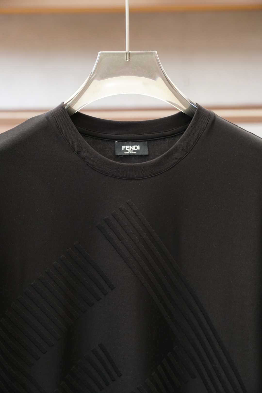 芬迪2026ss新品上线🔥🔥🔥FENDI 男士经典提花圆领T采用高支丝光提花面料，经丝光工艺处理后，面料