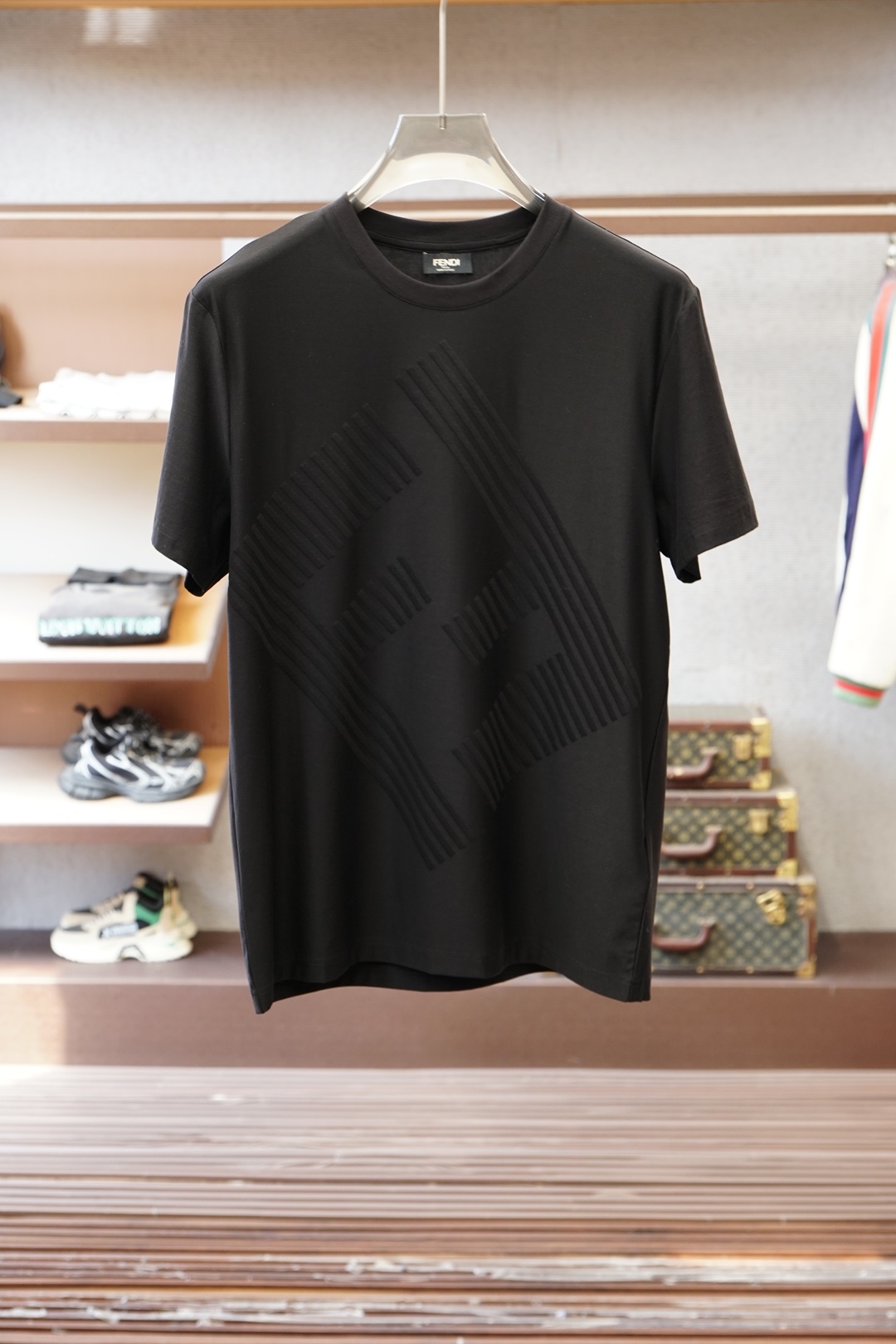 芬迪2026ss新品上线🔥🔥🔥FENDI 男士经典提花圆领T采用高支丝光提花面料，经丝光工艺处理后，面料