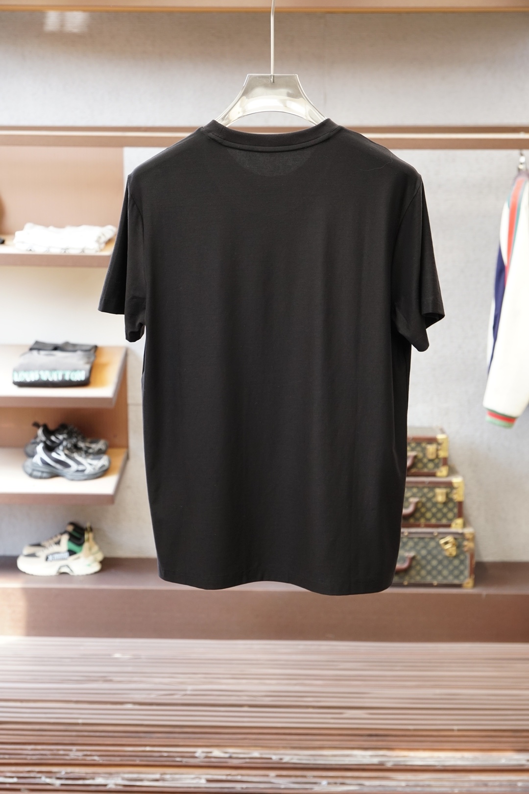 芬迪2026ss新品上线🔥🔥🔥FENDI 男士经典提花圆领T采用高支丝光提花面料，经丝光工艺处理后，面料