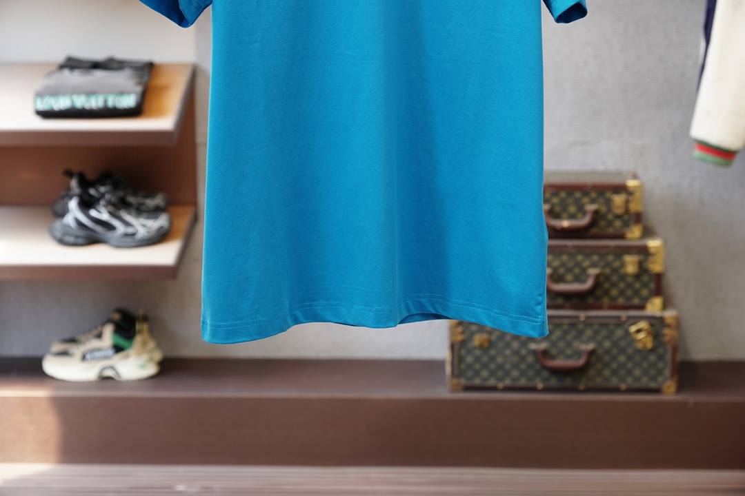 2026ss新品上线🔥🔥🔥Mo*cler. 蒙口短袖T恤以3D立体刺绣logo为标志性设计，面料采用高品