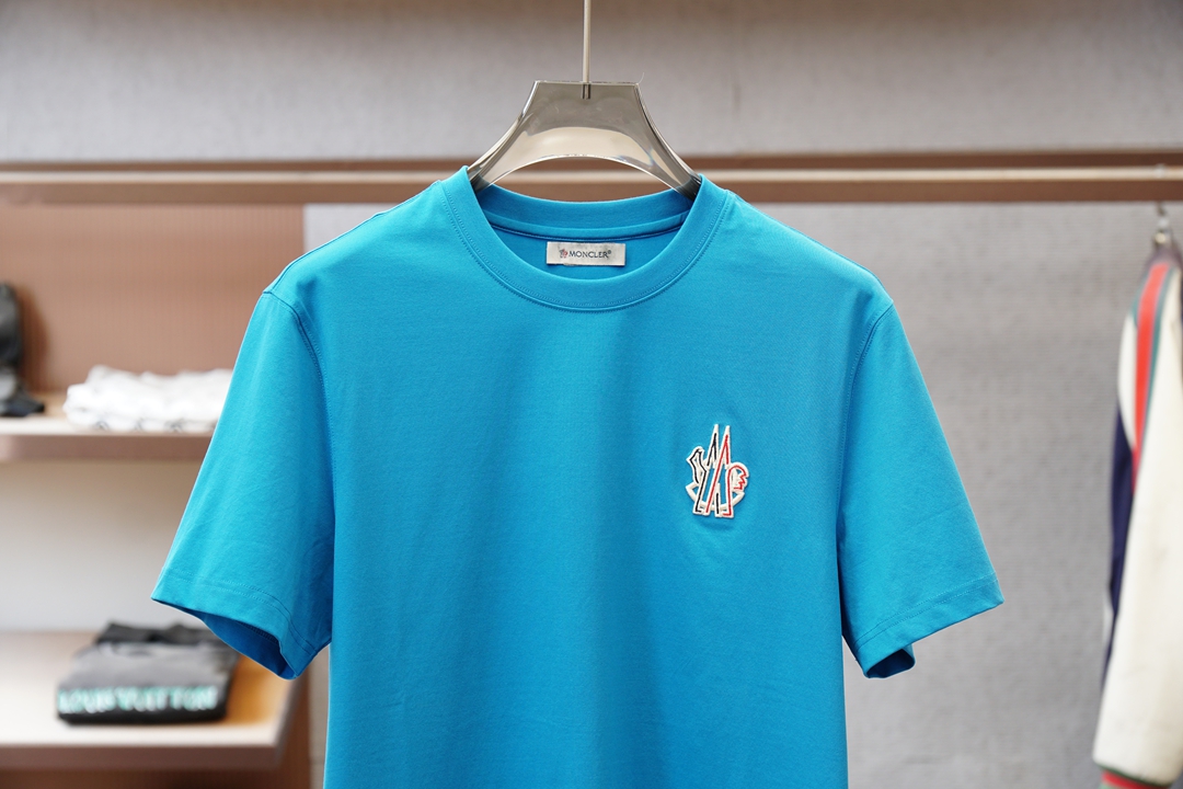 2026ss新品上线🔥🔥🔥Mo*cler. 蒙口短袖T恤以3D立体刺绣logo为标志性设计，面料采用高品