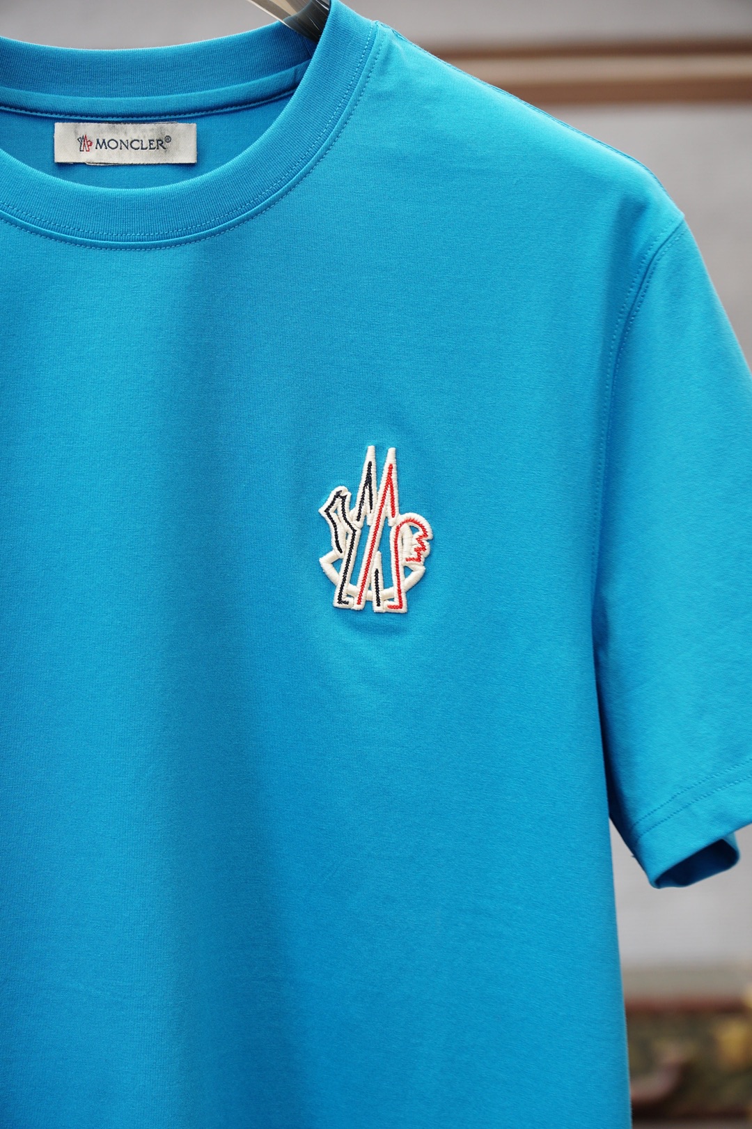 2026ss新品上线🔥🔥🔥Mo*cler. 蒙口短袖T恤以3D立体刺绣logo为标志性设计，面料采用高品