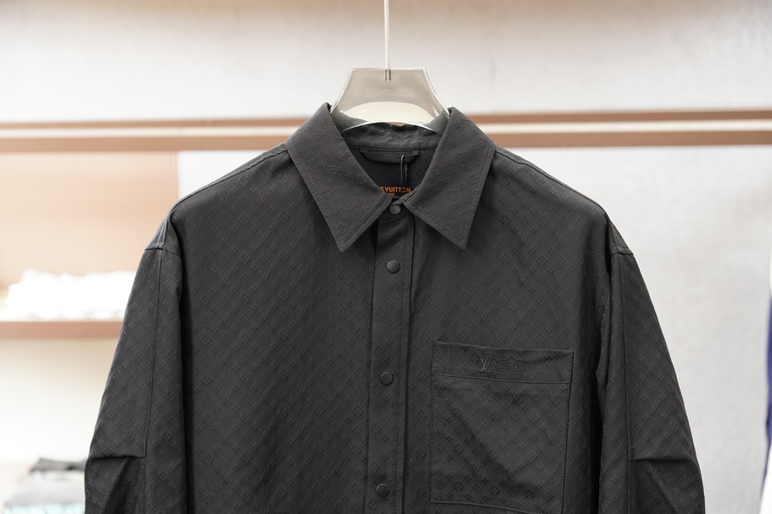 LV立领衬衣外套，提花面料时尚满满💜「2026」SS新品火爆上市💜💟质量💟工艺💟设计💟剪裁💌甄选定制高端