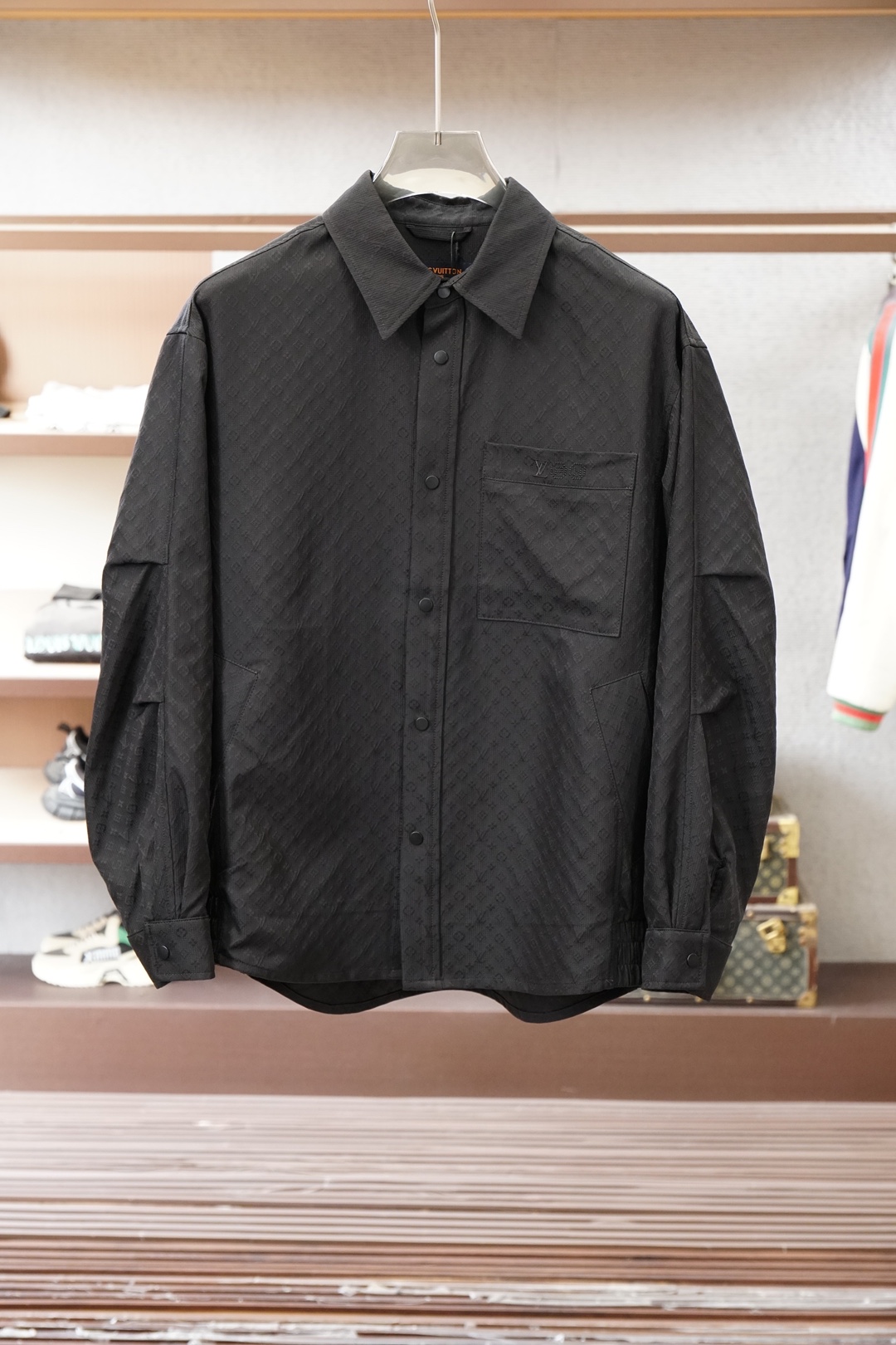 LV立领衬衣外套，提花面料时尚满满💜「2026」SS新品火爆上市💜💟质量💟工艺💟设计💟剪裁💌甄选定制高端