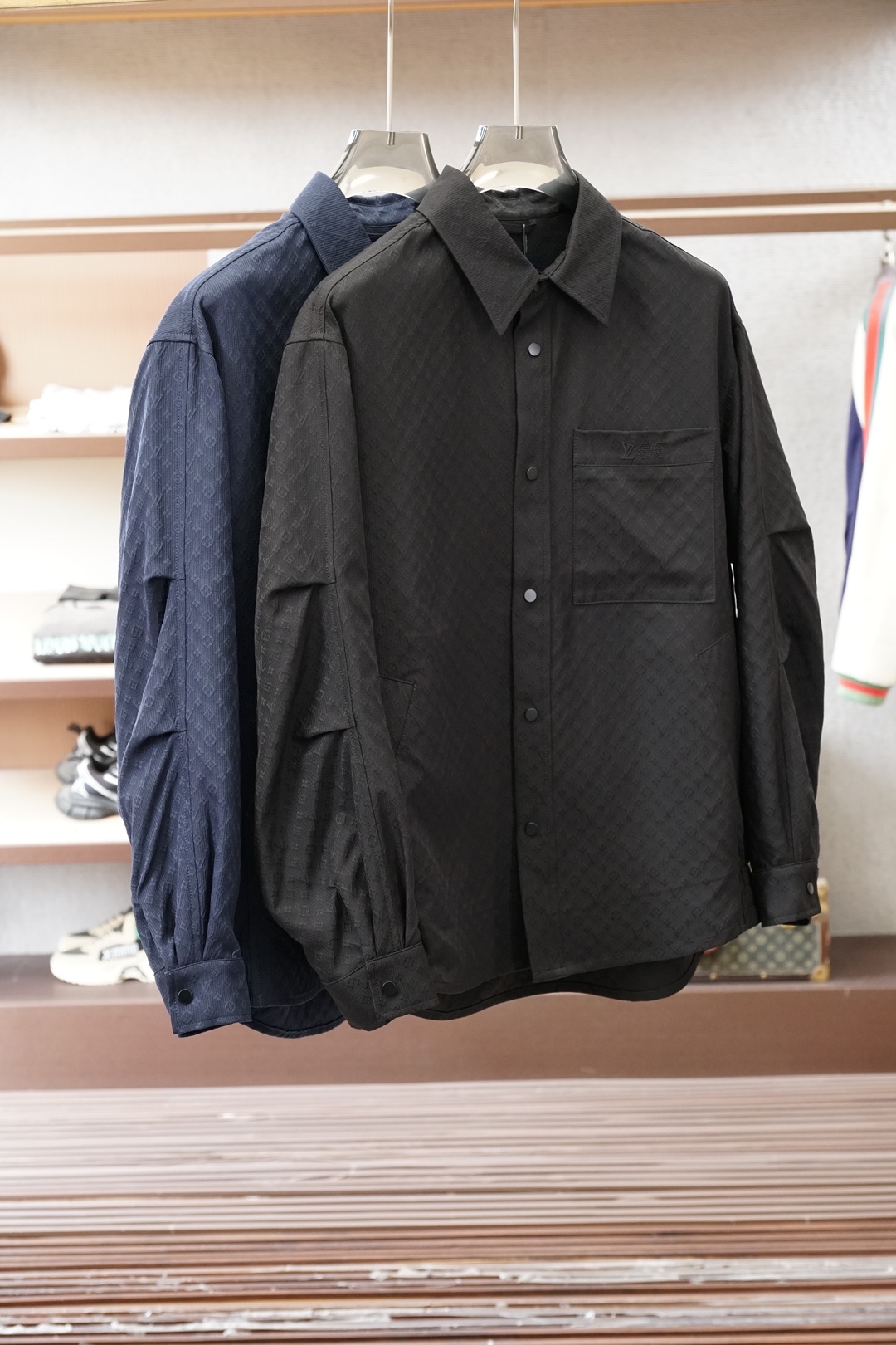 LV立领衬衣外套，提花面料时尚满满💜「2026」SS新品火爆上市💜💟质量💟工艺💟设计💟剪裁💌甄选定制高端