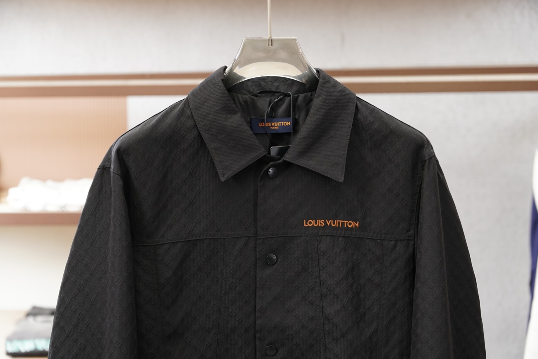 Lv 2026ss春季新款外套，衬衣立领时尚个性、提花料子层次感情，进口YKK五金全高端版本！高定专柜面