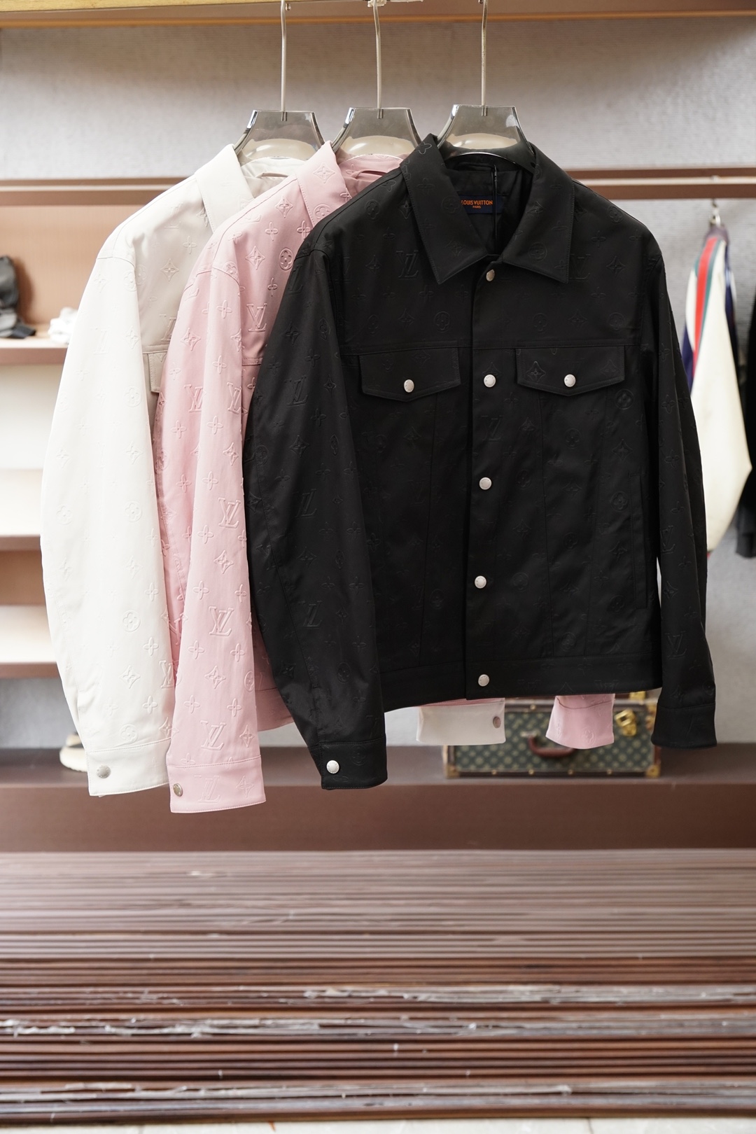 Lv 2026ss春季新款PU皮压花外套，衬衣立领时尚个性、进口YKK五金全高端版本！高定专柜面料辅料，