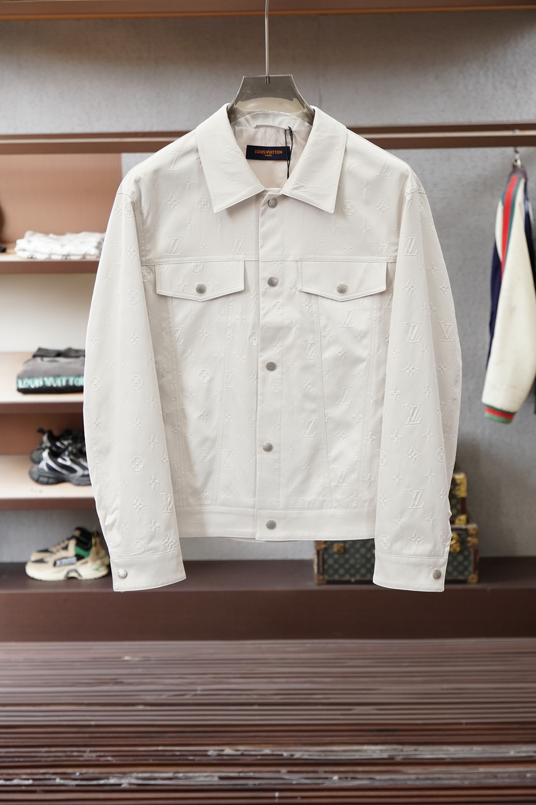 Lv 2026ss春季新款PU皮压花外套，衬衣立领时尚个性、进口YKK五金全高端版本！高定专柜面料辅料，