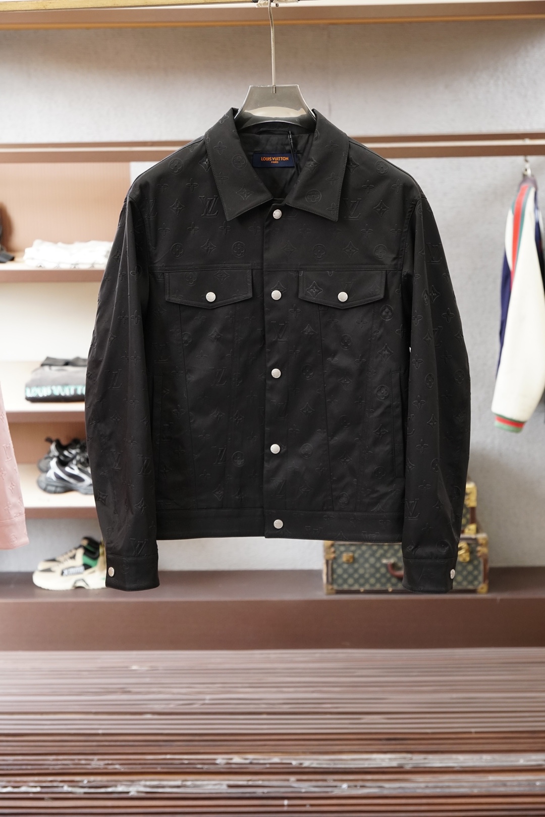 Lv 2026ss春季新款PU皮压花外套，衬衣立领时尚个性、进口YKK五金全高端版本！高定专柜面料辅料，