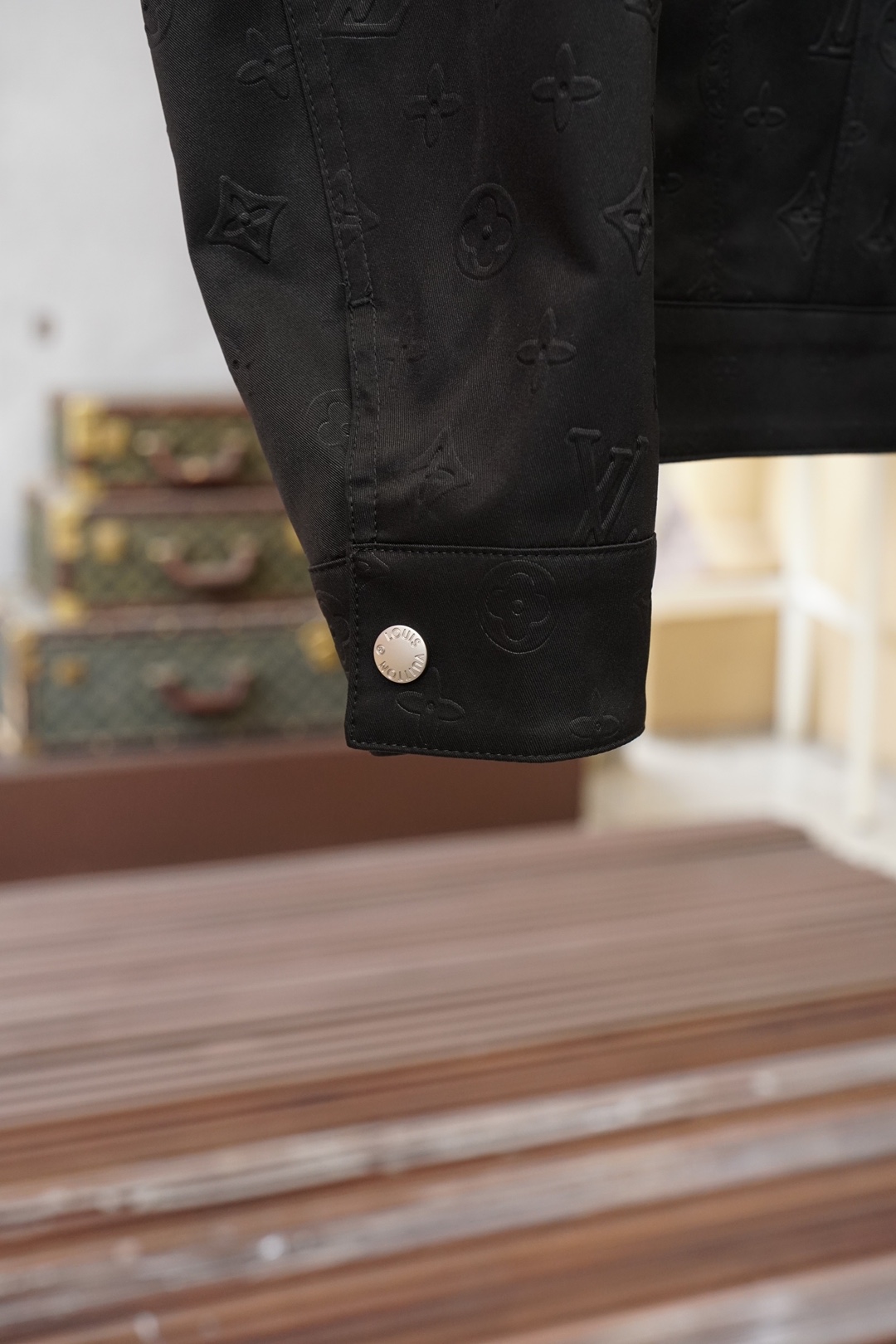 Lv 2026ss春季新款PU皮压花外套，衬衣立领时尚个性、进口YKK五金全高端版本！高定专柜面料辅料，