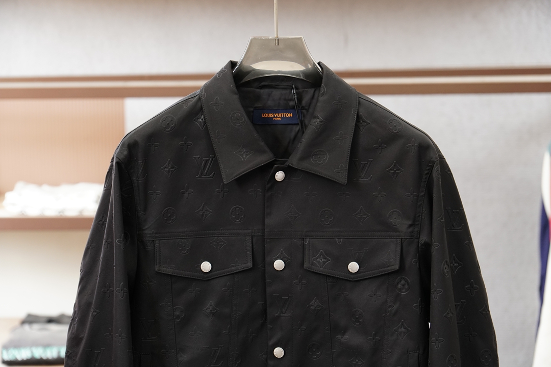 Lv 2026ss春季新款PU皮压花外套，衬衣立领时尚个性、进口YKK五金全高端版本！高定专柜面料辅料，