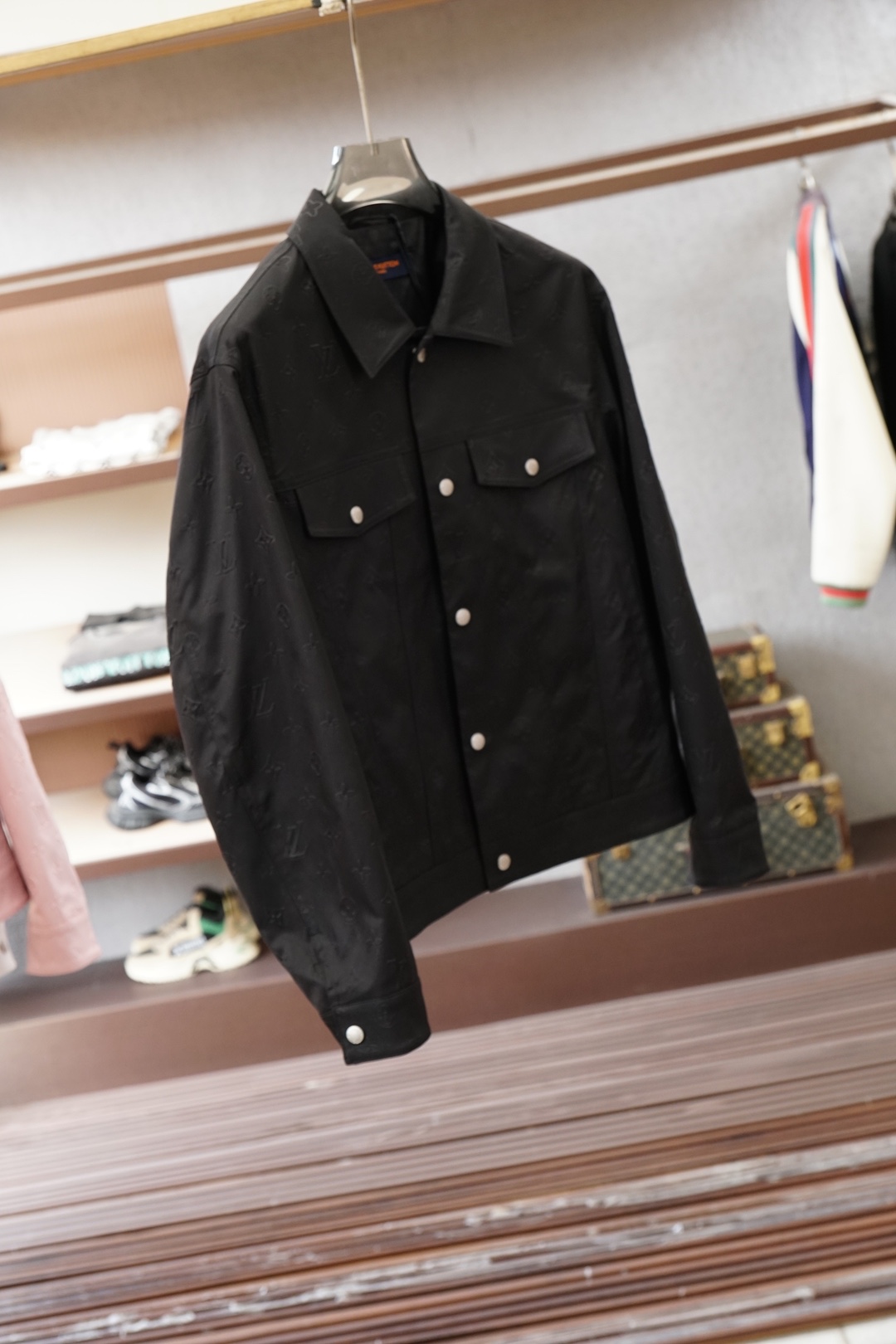Lv 2026ss春季新款PU皮压花外套，衬衣立领时尚个性、进口YKK五金全高端版本！高定专柜面料辅料，