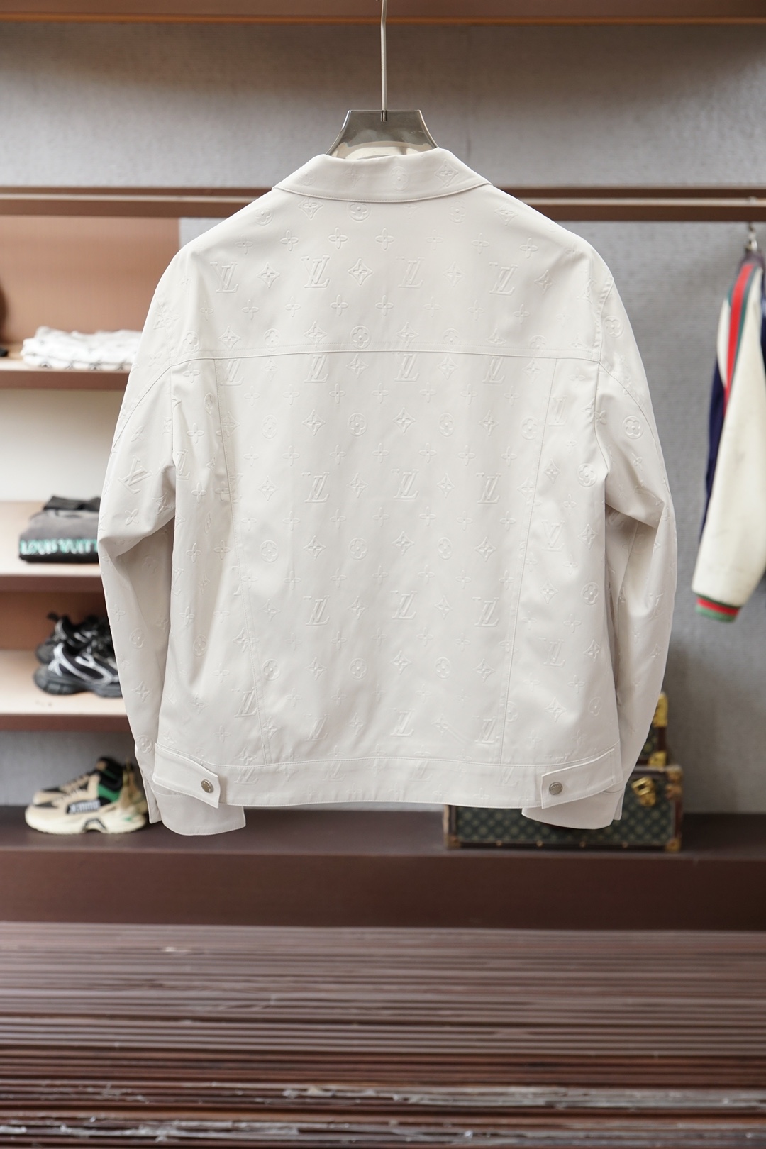 Lv 2026ss春季新款PU皮压花外套，衬衣立领时尚个性、进口YKK五金全高端版本！高定专柜面料辅料，