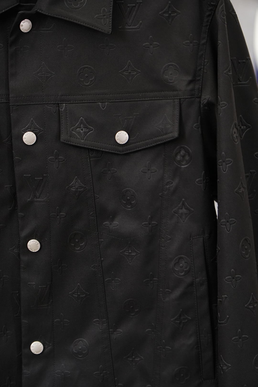 Lv 2026ss春季新款PU皮压花外套，衬衣立领时尚个性、进口YKK五金全高端版本！高定专柜面料辅料，